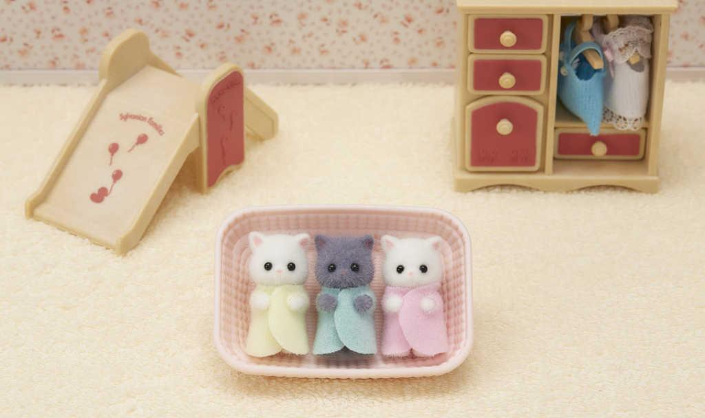 ds13757395_sylvanian_families_perske_kocky_trojcata_v_kosiku_set_3_figurky_v_krabici_1