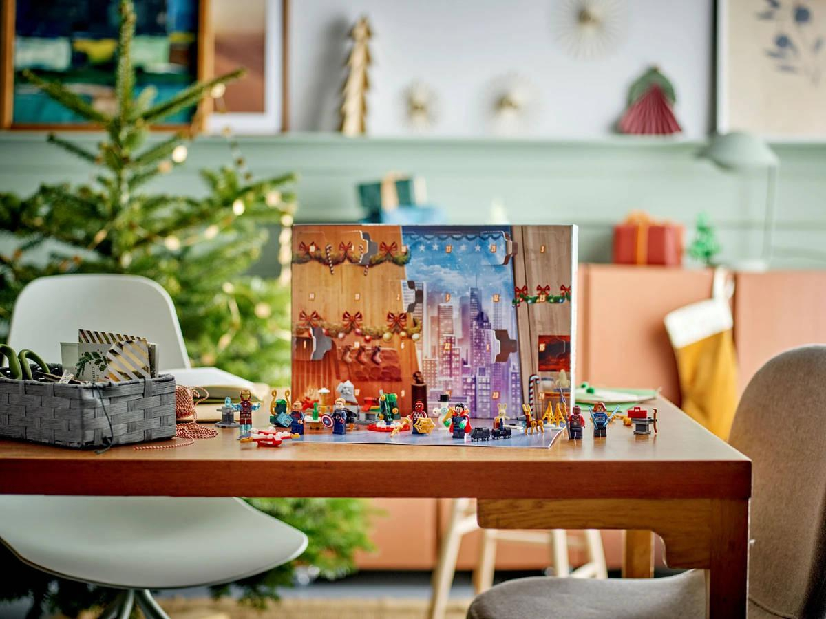 LEGO MARVEL Avengers adventní kalendář 2023 rozkládací s herní plochou 76267