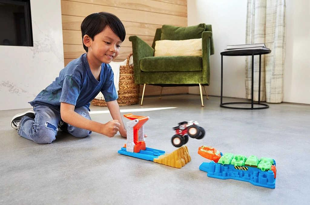 ds63237671_mattel_hot_wheels_monster_trucks_startuj_a_tref_se_herni_set_s_autickem_3